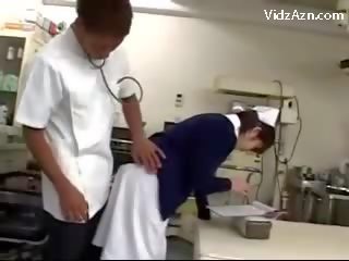 Νοσοκόμα να πάρει αυτήν μουνί τρίβονται με κύριος και 2 νοσηλευτές στο ο surgery