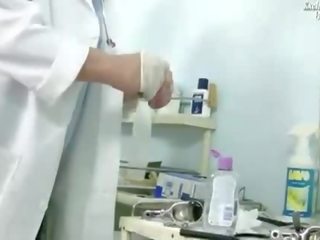 Perverzné lekárske človek examining jeho pacient