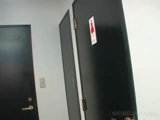 Asiatico giovanissima dea filmati twat mentre fare pipì in un toilette