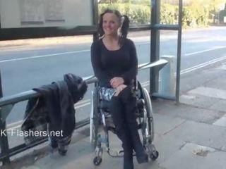 Paraprincess utomhus exhibitionism och blinkande wheelchair bundet sötnos visning