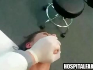 Pacjent dostaje pieprzony i cummed na przez jej medyczne człowiek