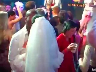 Magnificent marubdob brides pagsuso malaki cocks sa publiko