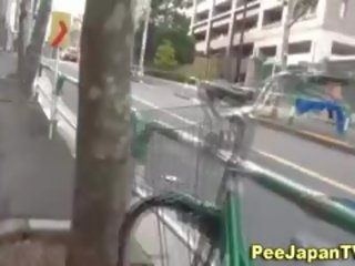 Giapponese pisciare in strada