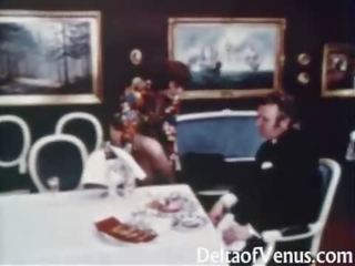 Wijnoogst seks 1960s - harig middle-aged brunette - tafel voor drie