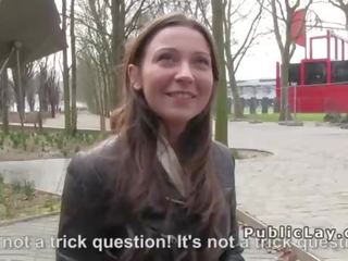 Belgisk hottie suger manhood i offentlig