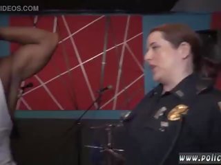 Lesbian polis pegawai dan angell musim panas polis gangbang mentah klip