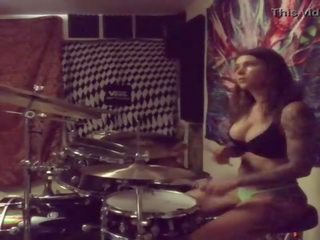 Felicity feline drums sisään hänen alusvaatteet at koti