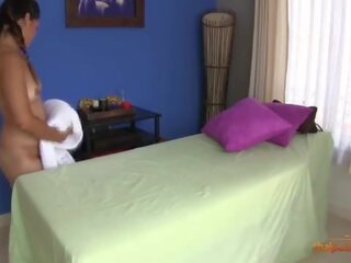 Owadan taýlandly sweetheart seduced and fucked by her masseur