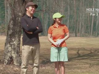 Golf strumpet dostane teased a krémový podľa dva youngsters