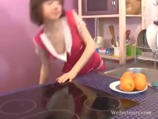Miki cleans the virtuve un viņai krūms, porno 2c