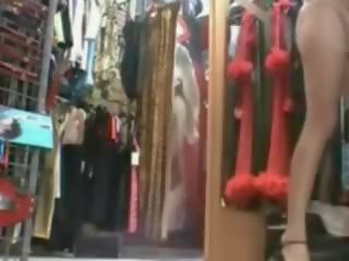 ফরাসী বউ এ বয়স্ক সিনেমা দোকান চেষ্টা উপর outfits এবং চোদা
