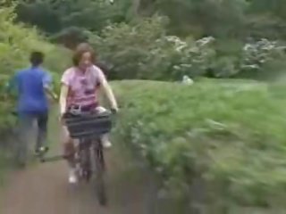 Japońskie laska masturbated podczas ujeżdżanie za specially modified brudne klips bike!
